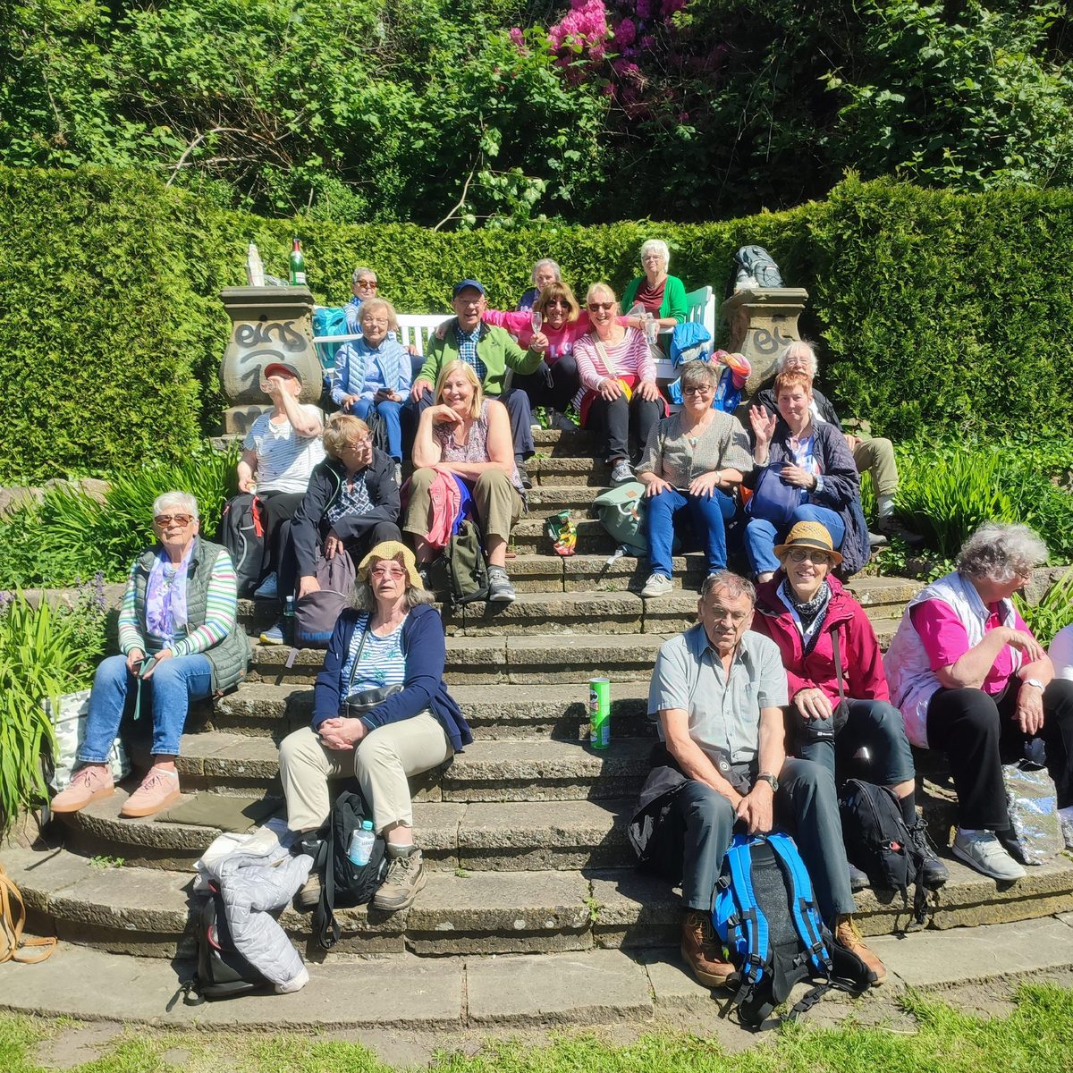 Wandergruppe auf einem Weg im Grünen